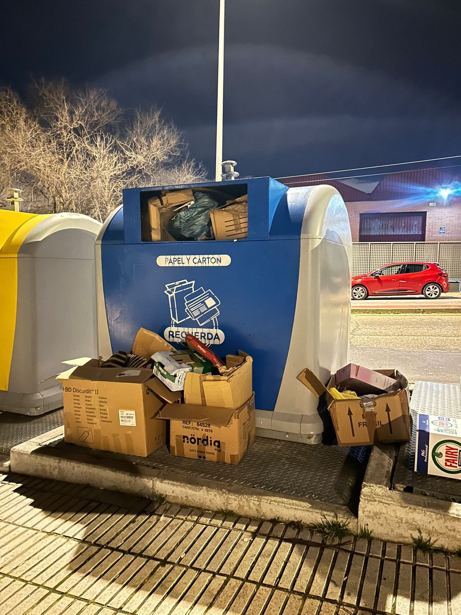 Buenas noches <a href="/EsmasAlcorcon/">ESMASA Alcorcón</a> , en los contendores de la Calle Petroleo con Avda las flores llevamos varios días sin que se recoja la basura, dejando estas imágenes y un mal olor. Por favor, esperamos que con nuestra ayuda se pueda solucionar, que bastante mal esta esa calle.