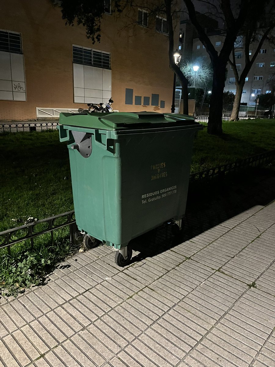 De paso, menciono a <a href="/ppyjj_alcorcon/">Alcorcón Parques y Jardines.</a> , ya que este contenedor suyo lleva casi dos meses sin moverse, y no se están recogiendo ramas, por lo que vemos.