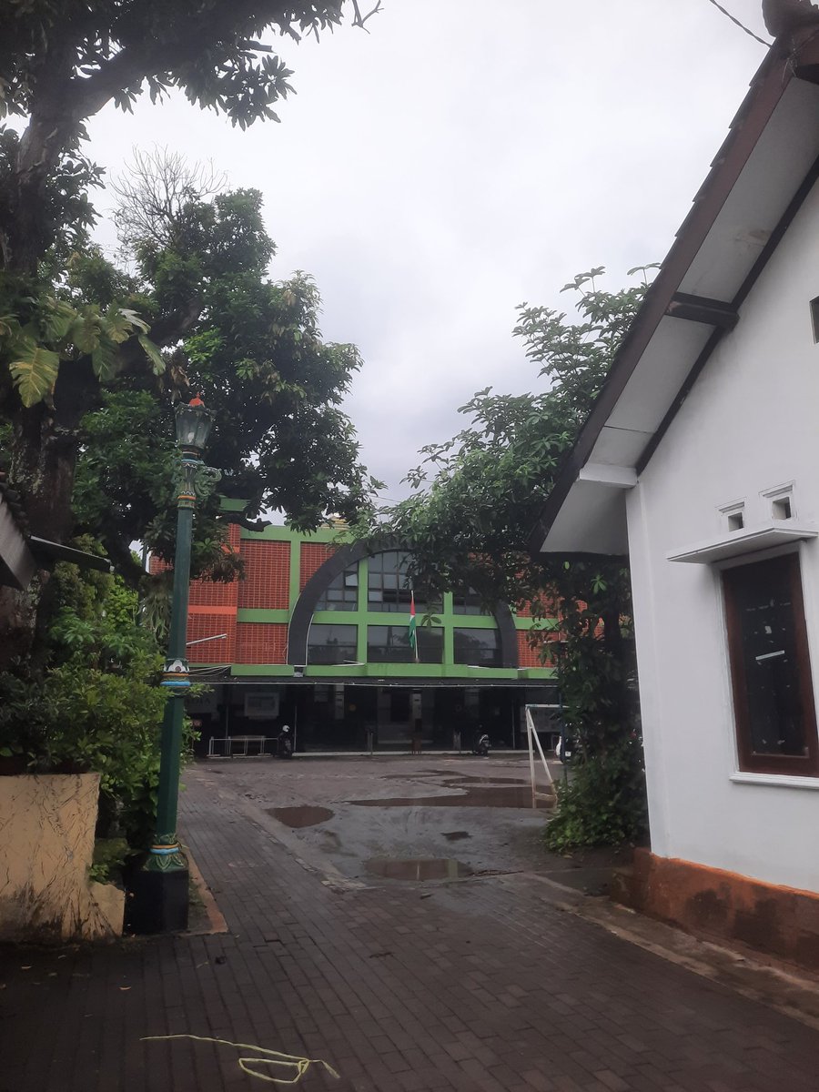 benquete's tweet photo. Mengenang kisah lama di tahun 2005-2009, disaat itu saya melanjutkan studi d3. Disamping masjid ini saya ngekos disaat itu penuh dengan kenangan dikala waktu puasa, mengikuti berbuka bersama. Semuanya sudah berlalu tanpa ada perubahan yang pasti. Sulit untuk melupakannya. https://t.co/sdgR4Ewqyu
