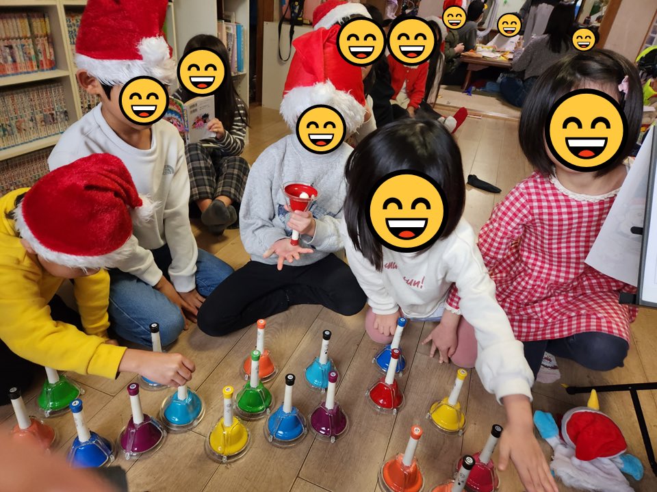 ArtsProvider's tweet photo. 【学童イベント】

クリスマスに菊名こどもクラブ様にて、
ハンドベルとアイリッシュハープでの演奏を行いました🎄
ハンドベルの楽器体験も行い、合奏による素敵な響きが広がりました♪
ご参加いただいた皆さま、関係者の皆さま、ありがとうございました。

#出張演奏
#楽器体験
#学童 https://t.co/tbtkoahVc5