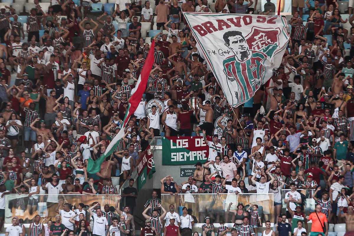 Públicos das quartas de final:
Vasco x Volta Redonda: 8.512
Botafogo x Flamengo: 10.987 
Fluminense x Bangu: 20.006

O Fluminense colocou mais gente que os outros três grandes somados, mesmo com dois deles jogando um clássico. Aguardo a repercussão disso. 😜
