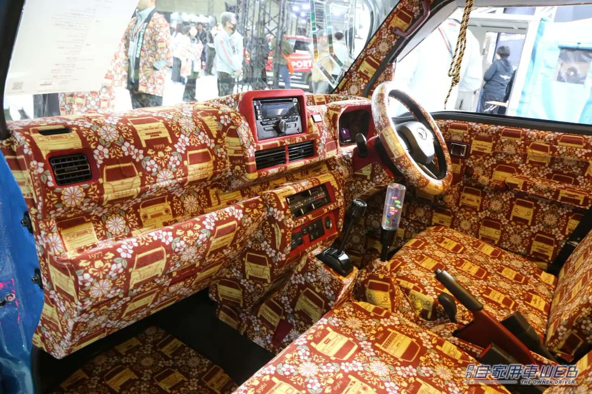 金華山にシャンデリア…内装もガチ。ダイハツ公式デコトラは、外見も