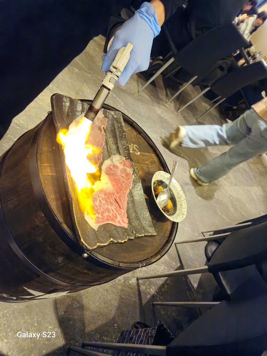 SORA_backdoor's tweet photo. 嗜好優先チートで、ずっと気になってた焼き肉で超人気店に行ってきた❗
質のいいFはとろけるし、美味しいものって自然と笑顔がこぼれるよね🎵😋🍴💕🥓
やっぱり旨いと感じる物は、FとCでできていると実感する🤤 https://t.co/ni9s4Mnwnz