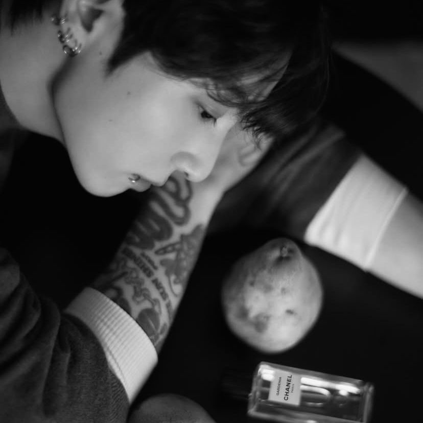 #kooktaeau  —  colors.

Jk, un heredero atrapado en un mundo gris se vuelve la musa de un artista anónimo famoso que lo pinta en azul… sin saber que es su callado compañero de clase, Th, quien lo observa en secreto y ve su luz donde nadie más mira.