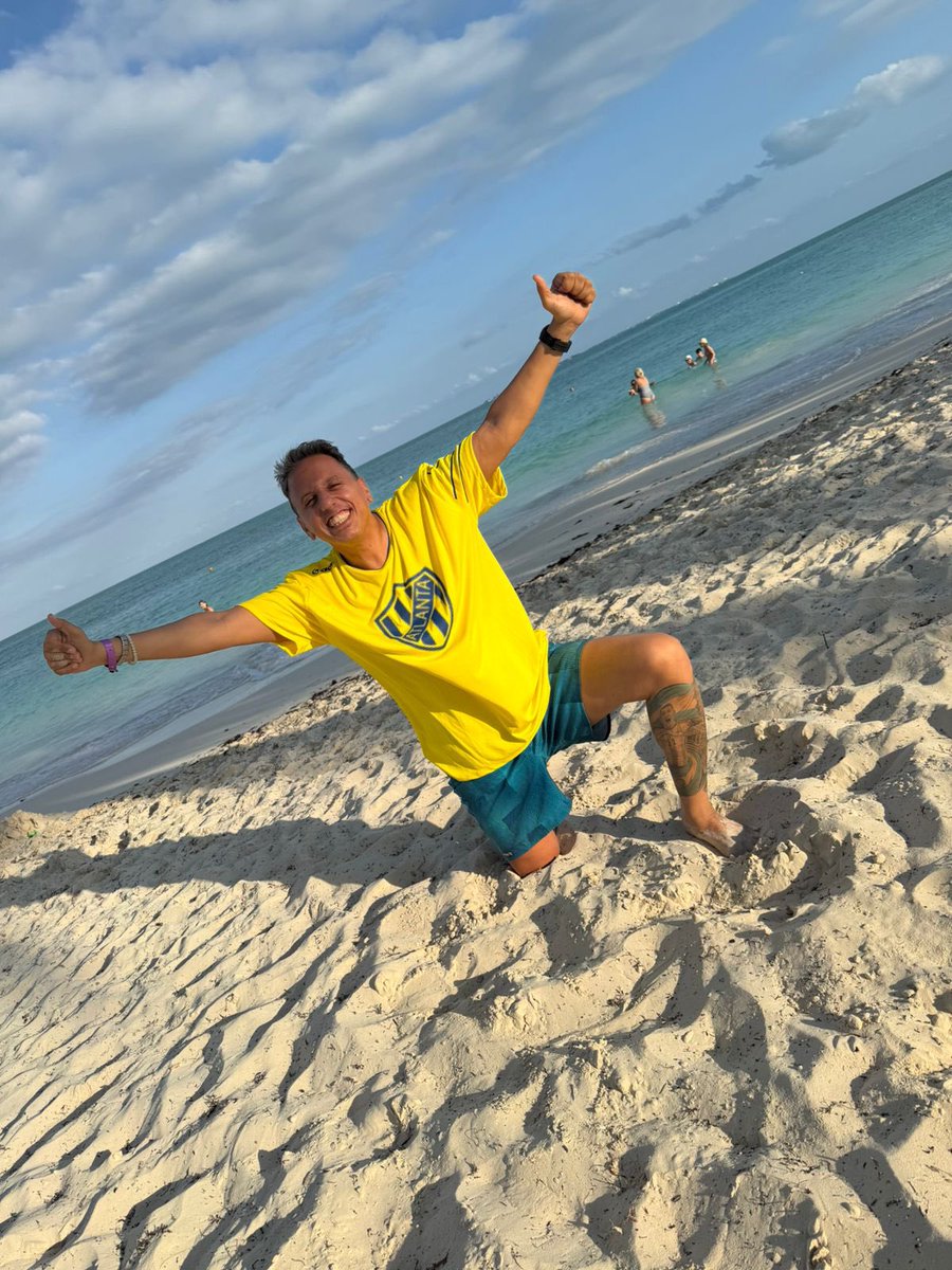Primer grito bohemio de la temporada!!! Desde Cancún a Villa Crespo!! La Ola Bohemia siempre a tu lado! 💛💙