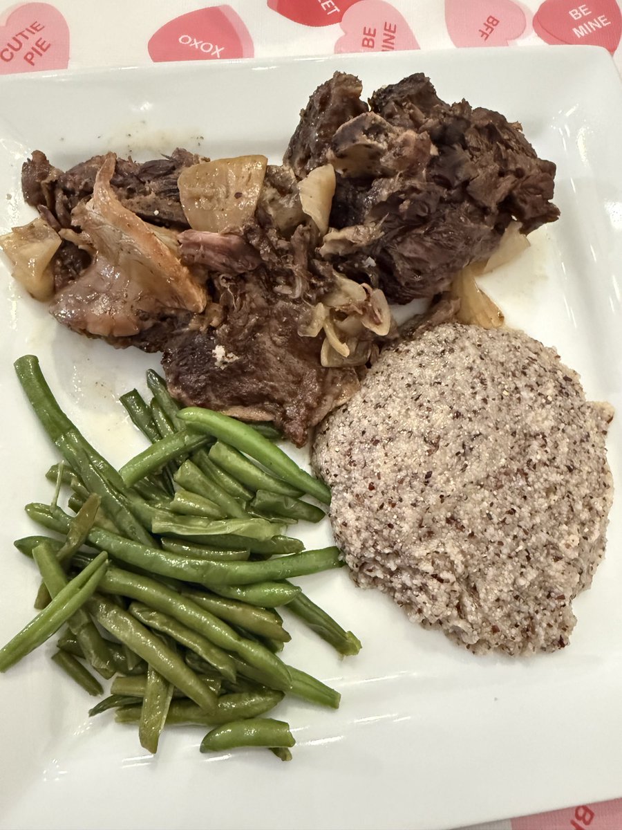 Delicious winter meal 🔥 

Seared then slow cooked beef necks served with red polenta and green beans sautéed in beef tallow (plus some broth from the necks).

The meat fell right off the bones and now I’ll use them to make a beef bone broth 😋