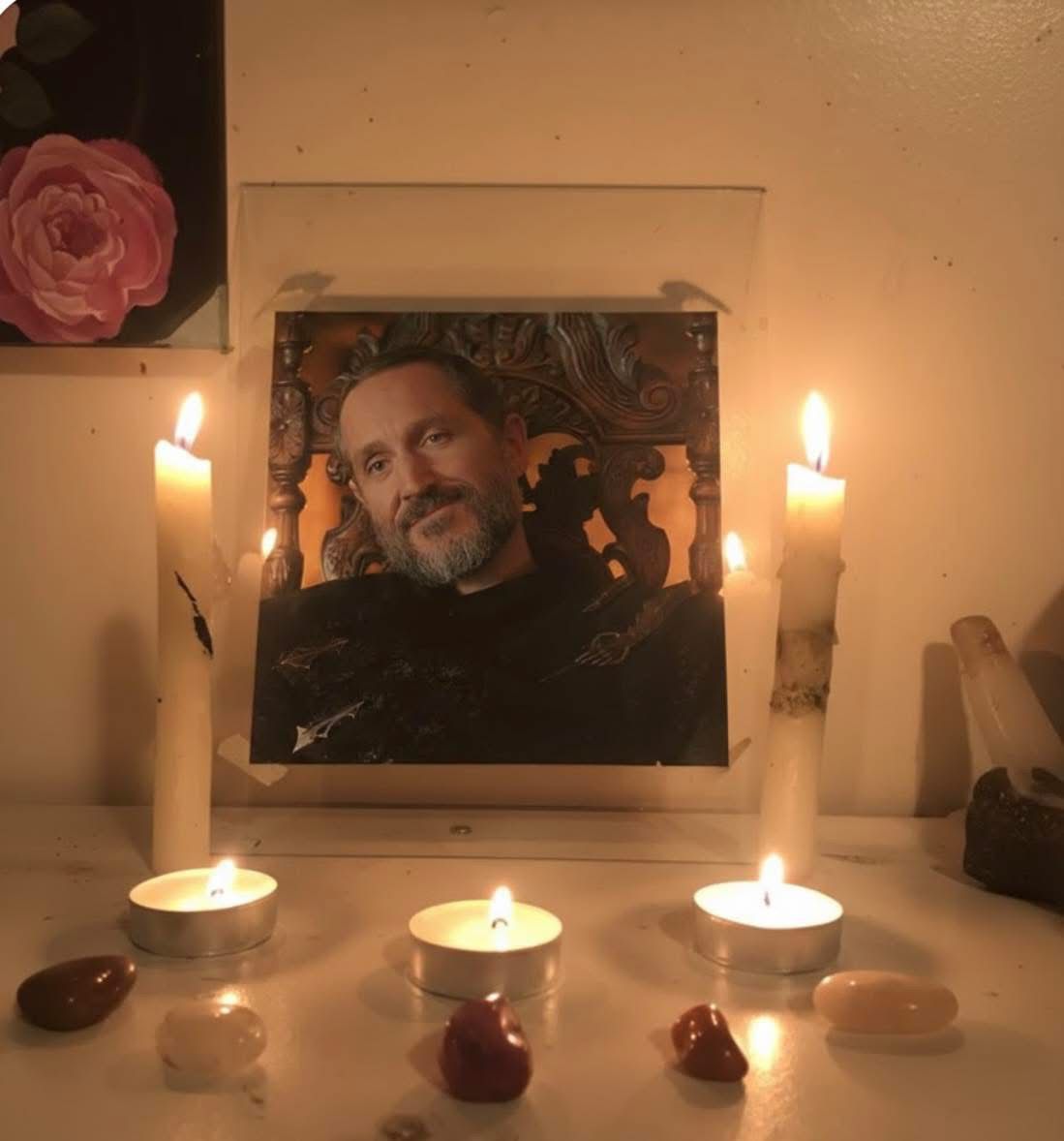 En esta casa ya se puso el altar y se esta organizando el novenario por el eterno descanso de Baelor Targaryen.