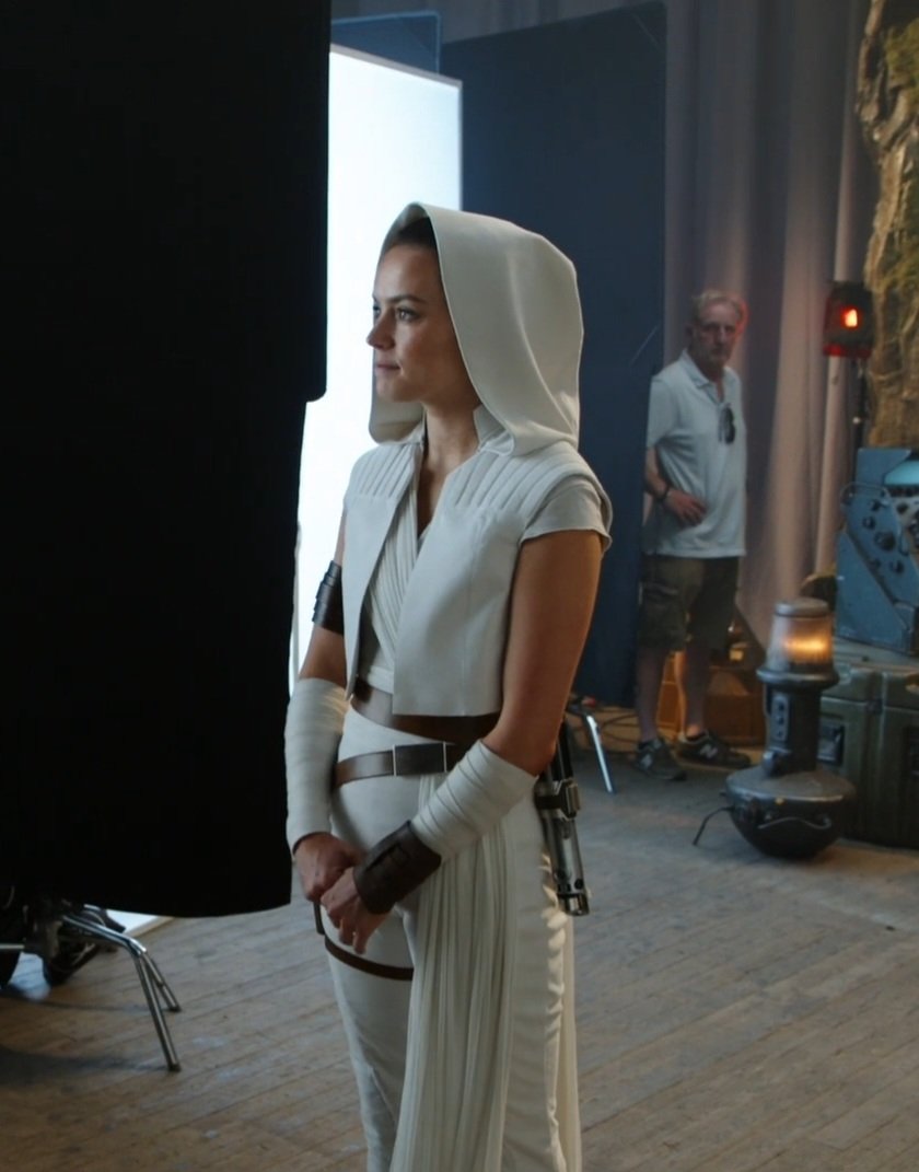 NRG2G's tweet photo. Currently thinking a lot about Rey's unused costumes from the Rise of Skywalker. They give Ach-To outfit vibes. I really need something similar in New Jedi Order, especially the cape. https://t.co/2L6QnR6mjN