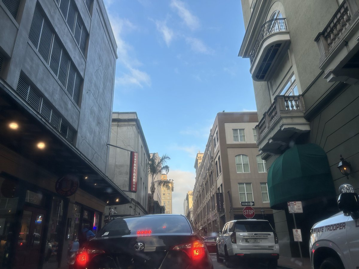 katdiva1's tweet photo. not lovn this FQ traffic tho 😩 #LundiGras #mardigras ⚜️📿 https://t.co/q4qk4MwSwD