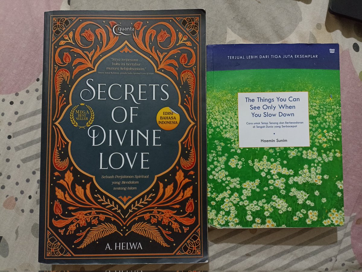 urloveat's tweet photo. Hi. Aku mau preloved 2 buku ini. Aku belinya di Gramedia, dulu beli 2 - 207k. Masih good condition banget, minusnya di halaman pertama ada bercak2 gitu. Tapi kalau soal isinya masih mulus, gak ada yang robek juga. 

Aku jual 100k for both ya. Bisa CO via Oren. https://t.co/fcBvK4w0Y3