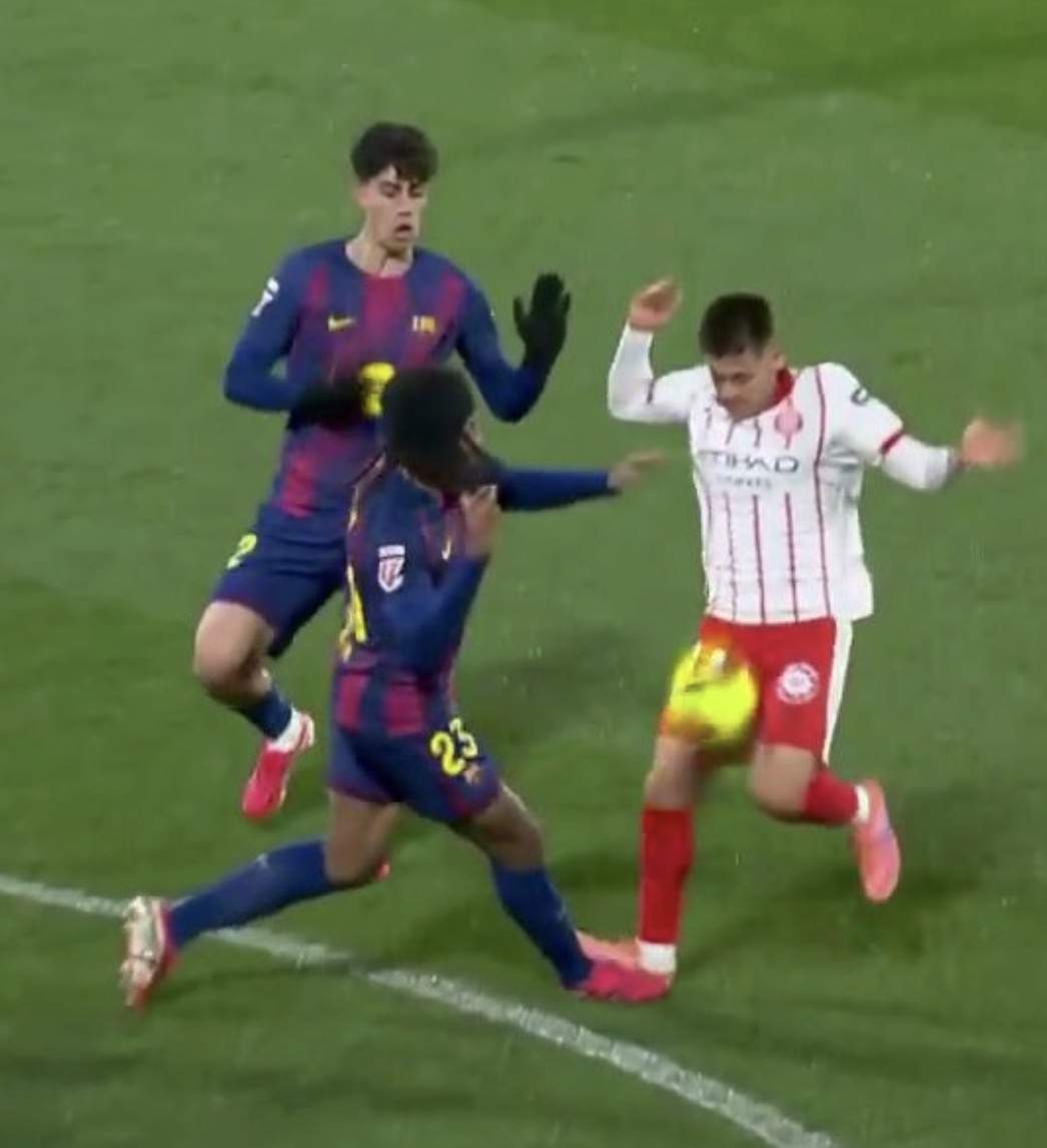 🚨🗣️ 𝗡𝗘𝗪: Girona manager Michel has ADMITTED that the referee could have called a foul in their second goal against Barcelona.

"I think the referee could have called a foul, yes... If the ref called it, the goal would have been disallowed."

"But I think VAR is right not to