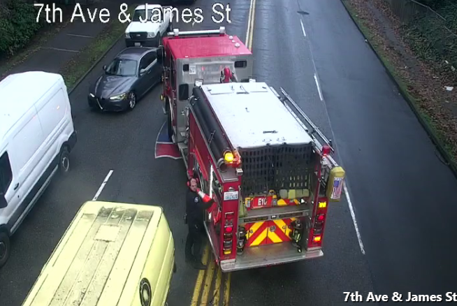 동서 차선 통행 차단 중