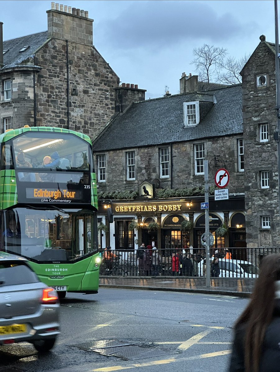 FPL_sieltam's tweet image. Ketika foto ngasal tp lo di Edinburgh
