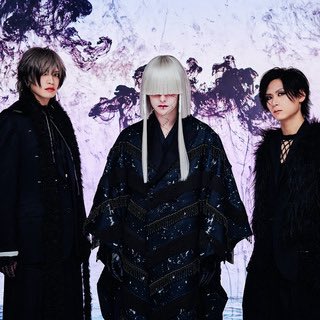 日本の音楽シーンにおいて、これほどまでに底の知れないポテンシャルを感じさせる表現者が他にいただろうか。-真天地開闢集団-ジグザグの破壊的創造主・命様。彼の活動を追えば追うほど、「まだまだ伸びる」という確信は強まるばかりだ。その根拠を、彼が持つ特異な音楽的アプローチから詳しく紐解いて