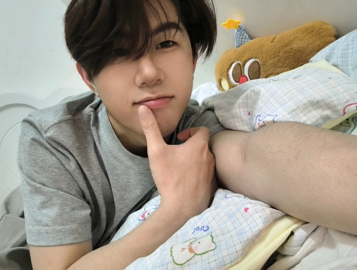 好累。早起化好妆了，等别人来给我们拜年！😌😌还好我才19岁不用给别人发红包🥰✊ 大年初一咯，祝大家新年快乐！！！！