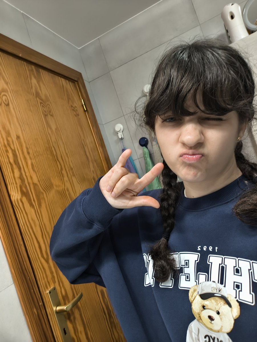 jessi_lynatica's tweet photo. #SelfieForLyna Hola, soy Jess O Jessi Como prefieran
(16/🇪🇸) estoy en el fandom desde 2021 y soy fan desde 2017, me tienen para cualquier cosa y no duden en hablarme. 
Me encanta hablar y socializar así que ya saben. Les amo @proyectlyna https://t.co/MNt4iVnmJm