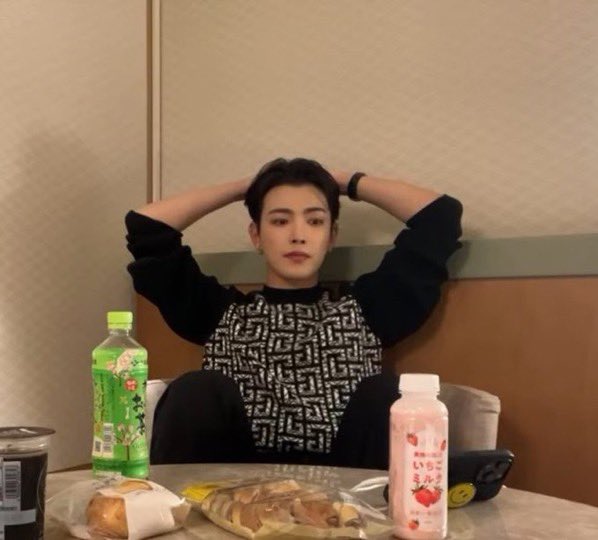 .. 세끼를 다 먹으라고요? 제가요?
나 방금 아침부터 오늘 주그라는 소릴 들엇어.