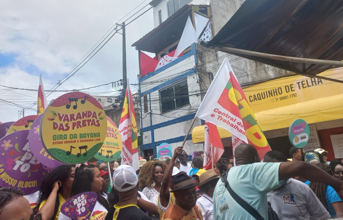 CTBBAHIA's tweet photo. Na segunda-feira de Carnaval, a CTB Bahia botou o bloco na rua junto com a Mudança do Garcia e a Varanda das Pretas. O fim da escala 6x1 foi uma das bandeiras da Central. Saiba mais no site: https://t.co/E8ZcRk4OHj https://t.co/xOX3jC3aIg