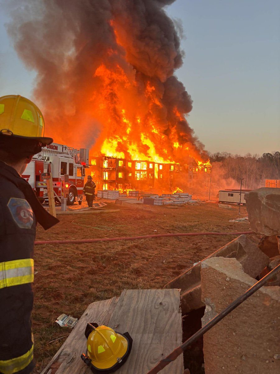 UNION, SC (UNION 1400) **MULT ALARM** TIMES BLVD. 3-STY LARGE APARTMENT BUILDING UNDER CONSTRUCTION, HEAVY FIRE. DEFENSIVE OPERATIONS. [CFP-700] 18:26:51 | ALERT ID: 34319

Img via <a href="/CodyAlcorn/">Cody Alcorn</a> 

#SCfire