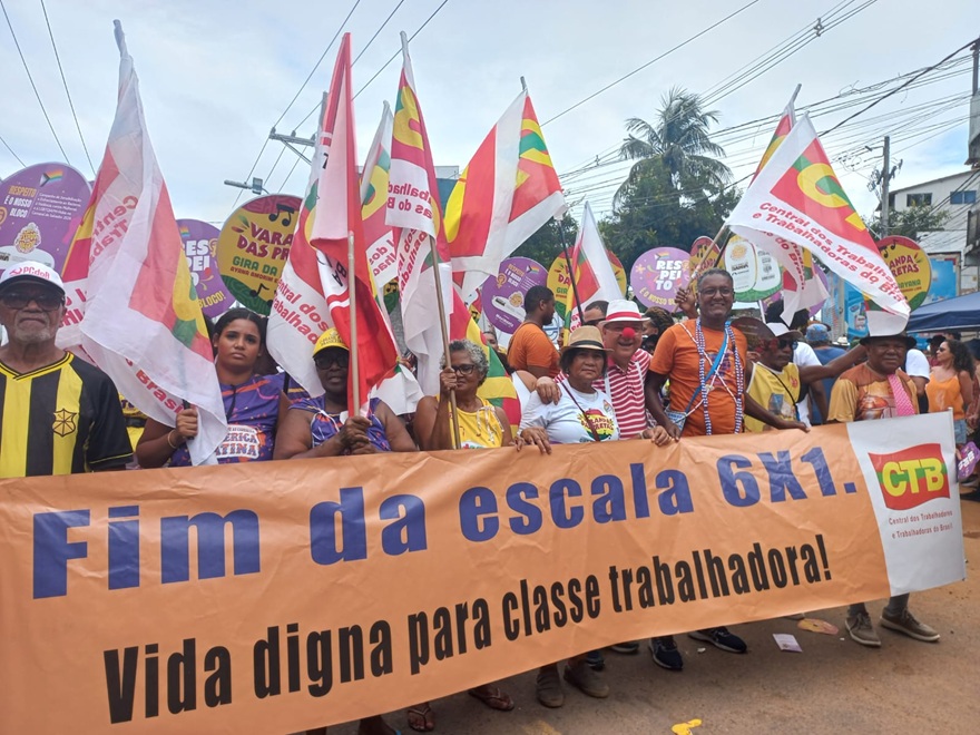 CTBBAHIA's tweet photo. Na segunda-feira de Carnaval, a CTB Bahia botou o bloco na rua junto com a Mudança do Garcia e a Varanda das Pretas. O fim da escala 6x1 foi uma das bandeiras da Central. Saiba mais no site: https://t.co/E8ZcRk4OHj https://t.co/xOX3jC3aIg