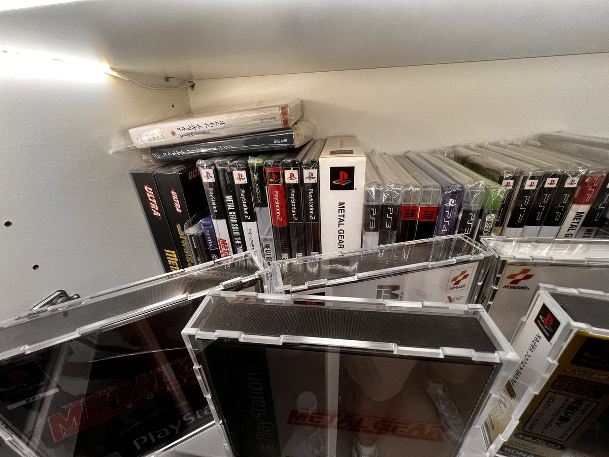Skail's tweet photo. @SlySinatraa This is why physical collections are the best…. https://t.co/f7Qvc9LbRc