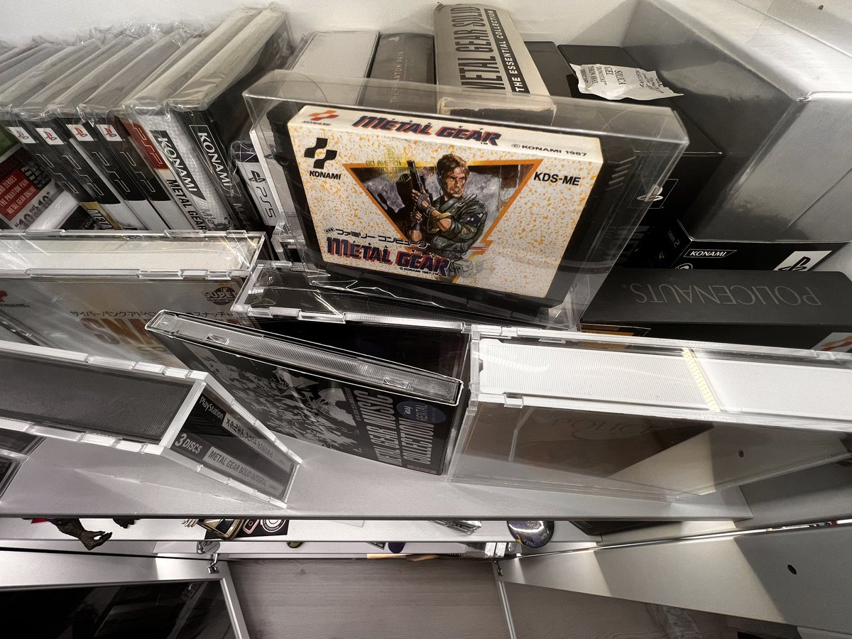 Skail's tweet photo. @SlySinatraa This is why physical collections are the best…. https://t.co/f7Qvc9LbRc