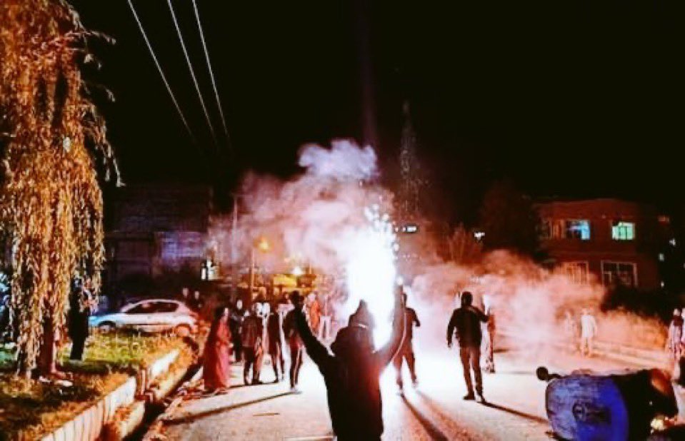 صدای مردم آبدانان باشیم !!
‼️اینترنت و آنتن تماسشون به کل قطع شده.

🚨 URGENT: #Abdanan is under siege.
Authorities have cut internet and mobile networks to hide protests during the 40th-day memorial of victims.
The world must not stay silent.
#IranMassacre
#StopExecutionsInIran