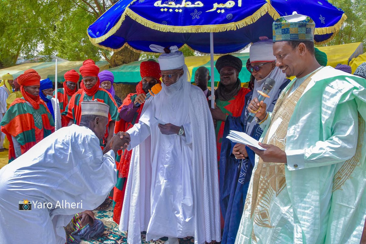 Hadejia_Emirate's tweet photo. Mai Martaba Sarkin Hadejia, Dr. Adamu  Maje, ya kaddamar da rabon Zakkah a Garin Inkaibo, Gundumar Jabo.
Rabon ya ƙunshi kayan amfanin gona, dabbobi da tsabar kuɗi da suka haura Naira miliyan 90, ga waɗanda suka cancanta a shari’ance.
Allah Ya Taimaki Sarki 🙏 https://t.co/0FvkHzlOXC