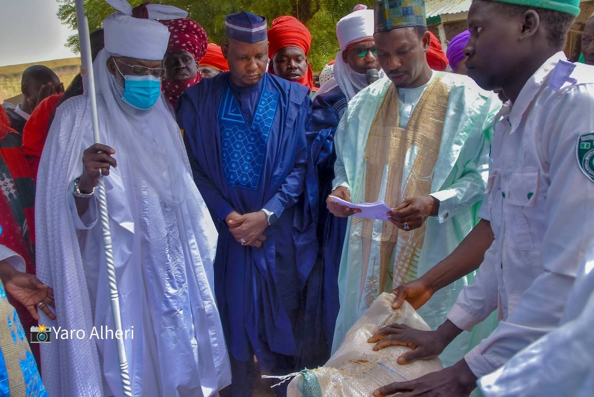 Hadejia_Emirate's tweet photo. Mai Martaba Sarkin Hadejia, Dr. Adamu  Maje, ya kaddamar da rabon Zakkah a Garin Inkaibo, Gundumar Jabo.
Rabon ya ƙunshi kayan amfanin gona, dabbobi da tsabar kuɗi da suka haura Naira miliyan 90, ga waɗanda suka cancanta a shari’ance.
Allah Ya Taimaki Sarki 🙏 https://t.co/0FvkHzlOXC