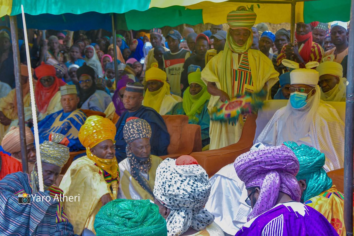 Hadejia_Emirate's tweet photo. Mai Martaba Sarkin Hadejia, Dr. Adamu  Maje, ya kaddamar da rabon Zakkah a Garin Inkaibo, Gundumar Jabo.
Rabon ya ƙunshi kayan amfanin gona, dabbobi da tsabar kuɗi da suka haura Naira miliyan 90, ga waɗanda suka cancanta a shari’ance.
Allah Ya Taimaki Sarki 🙏 https://t.co/0FvkHzlOXC