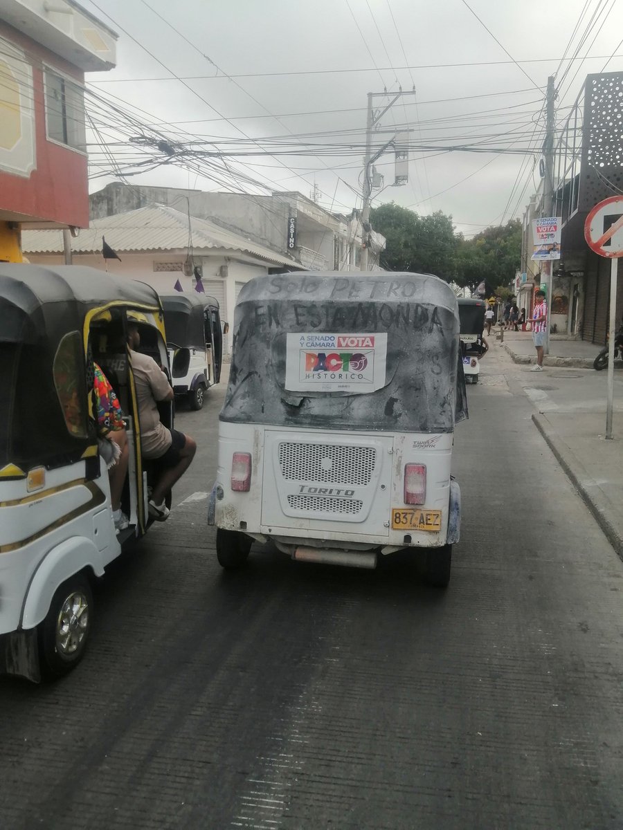 ¡SOLO PETRO EN ESTA MONDA! Desde galapa Atlántico...
<a href="/petrogustavo/">Gustavo Petro</a>