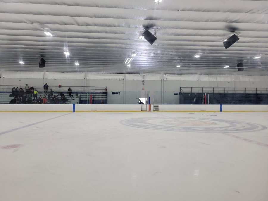 Al menos dos personas, incluida una niña, murieron y otras tres resultaron heridas este lunes en un tiroteo ocurrido durante un partido de hockey en una pista de hielo de Pawtucket. #ImpactoLatino #Tiroteo #partidodeHockey