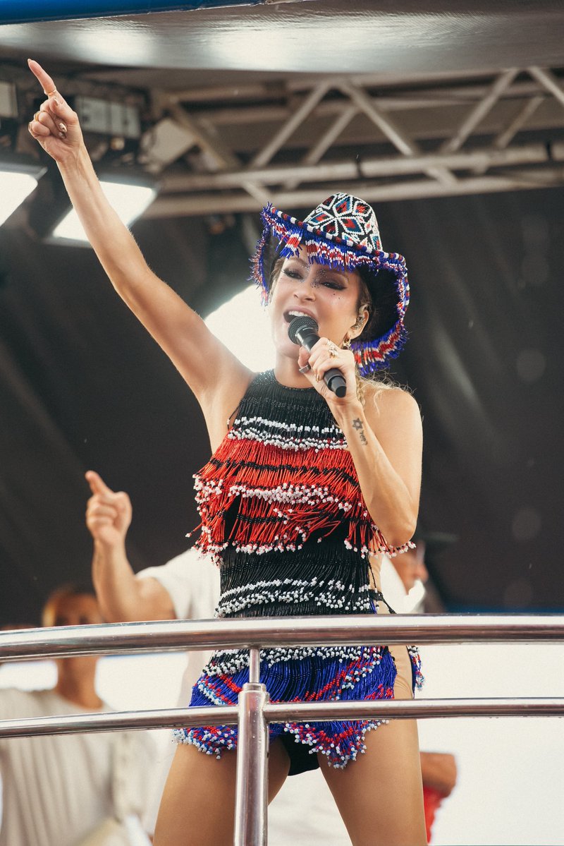 O <a href="/GovernoMA/">Governo do Maranhão</a> oficializou o público presente nos shows de <a href="/ClaudiaLeitte/">Claudia Leitte</a> e <a href="/Anitta/">Anitta</a> em São Luís, no último sábado, 14. De acordo com a publicação, 700 mil pessoas passaram pelo Circuito Vem Pro Mar.

O recorde de público já era de Claudia, que cantou em 2024 para 600 mil pessoas.