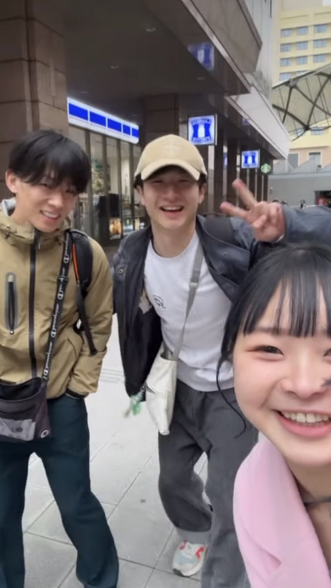 clarynet2018's tweet photo. 昨日から関西に来てます。

久しぶりに会う元同僚と、元生徒。
偶然の再会。 https://t.co/Yguy2NAwyo