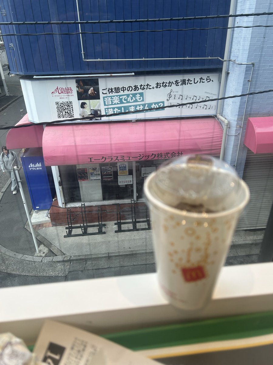 Syab_time's tweet photo. 今ね朝マックしてるんだけど、この看板この席狙ってるよね https://t.co/roBwCIz7dG