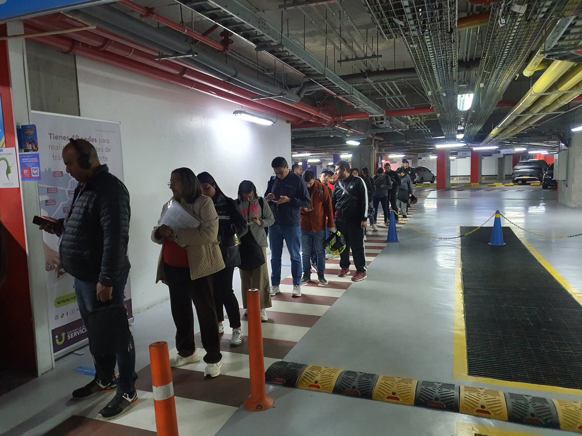 juandconcha's tweet photo. @indigoparksas @Bogota las filas para pagar el servicio de estacionamiento en la calle 26 # 69-76 edificio fuego son eternas, hora de salida hoy 16 de febrero, un solo cajero y cero información. Fue más el tiempo de fila que el tiempo de la cita médica. Pésimo servicio https://t.co/etrDKPYwnj