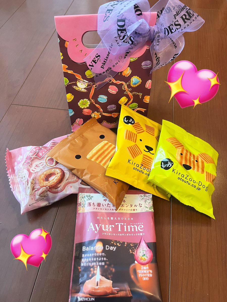 satoho1104's tweet photo. バレンタインにあおいちゃんからプレゼント届きました〜🎁✨
パパと娘にはチョコあげたけど…私にはなかったのですっごい嬉しかった〜😍
さっそくちょこちょこいただきまして、どれも可愛くて美味しい😋❤️
あおいちゃんありがとう🥰 https://t.co/AYAXwhdcCe