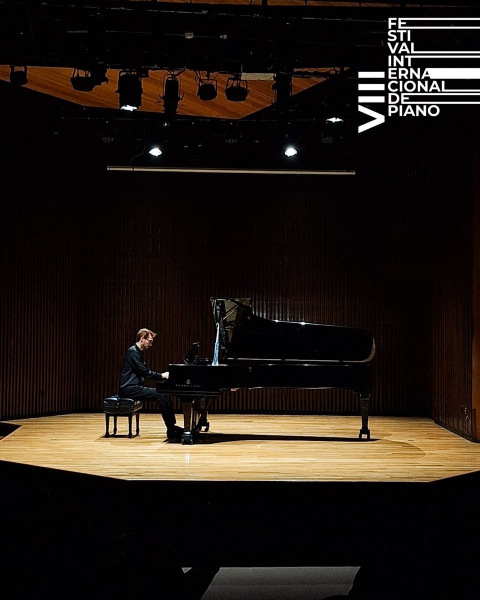 musicaunam's tweet photo. Como parte del VIII Festival Internacional de Piano, Fernando Saint Martin estableció un diálogo entre distintos enfoques de la escritura pianística, desde el barroco hasta la creación contemporánea. Agradecemos al público asistente.

#MúsicaUNAM #CulturaUNAM