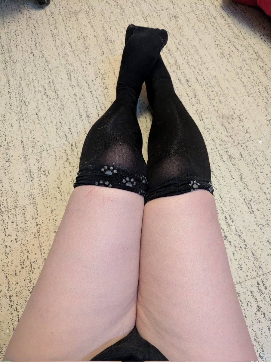 WE HIT OUR GOAL ON TWITCH! As promised, here are the kitty paw knee highs~ 

Thank you everyone!!~ #Vtubers #femboy