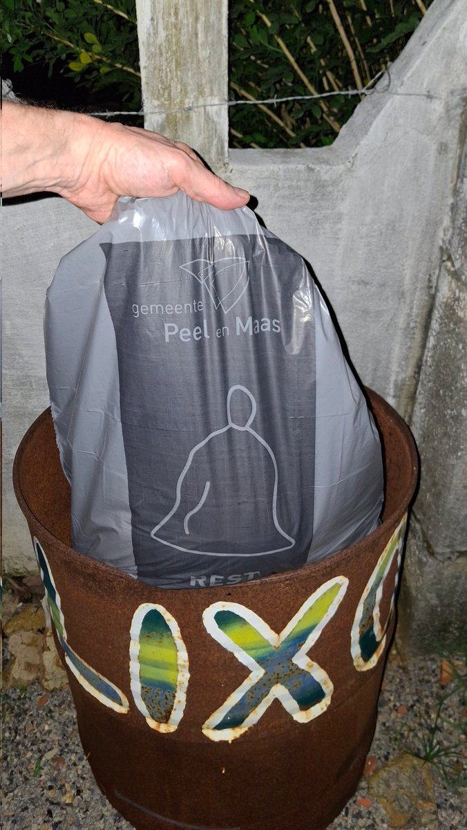 Bij ons huis in het binnenland van Brazilië haalt de gemeente Caucaia gratis twee keer per week het huisvuil op. Omdat we regelmatig in Nederland zijn gebruiken wij in Brazilië altijd de zakken van <a href="/gempeelenmaas/">gemeente peelenmaas</a>. De vuilnisophalers zijn er blij mee. #PeelenMaasWorldwide