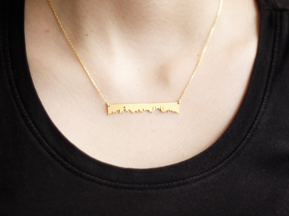 NecklaceAmazing's tweet image. Fancy a bit of Istanbul magic? This stunning matte gold #StatementNecklace perfectly captures the iconic skyline. It's a gorgeous #IstanbulJewellery piece, truly #HandmadeInTurkey. Perfect for adding a unique touch! amazingnecklace.com/Istanbul-Skyli…
