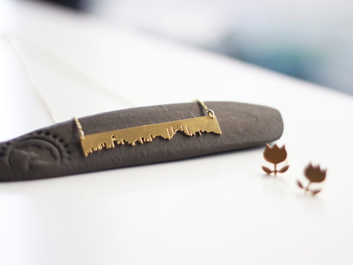 NecklaceAmazing's tweet image. Fancy a bit of Istanbul magic? This stunning matte gold #StatementNecklace perfectly captures the iconic skyline. It's a gorgeous #IstanbulJewellery piece, truly #HandmadeInTurkey. Perfect for adding a unique touch! amazingnecklace.com/Istanbul-Skyli…