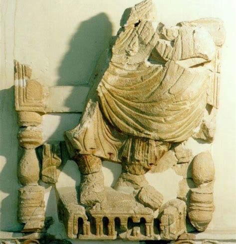 تمثال الخليفة الأموي.. قطعة نادرة من قصر الحير الغربي لهشام بن عبدالملك، لم يبقَ منها سوى النصف السفلي لرجل جالس على العرش، وقدماه على قاعدة مزخرفة ترمز لسلطانه. شاهد استثنائي على التقدم الحضاري للفنون في العصر الأموي.