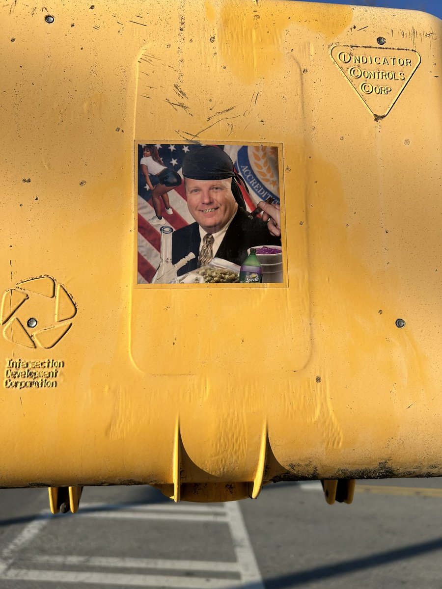 nesst_t1's tweet photo. I found this while I was riding 
America being America https://t.co/1hgcAZqoNS