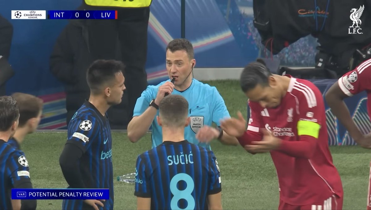 L’irreprensibile Van Dijk applaude la decisione dell’arbitro dopo un errore clamoroso all’OFR che regala al Liverpool uno dei rigori più inventati della storia della UCL, consapevole che era tutto frutto di una simulazione del compagno.