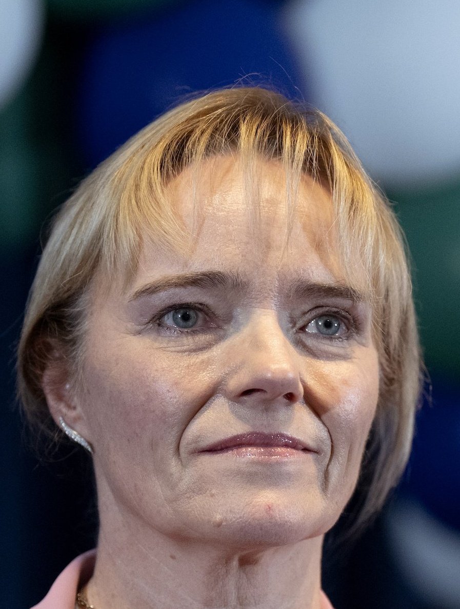 stuartmac07's tweet image. Startling similarly between Beth Upton and Sandie Peggie