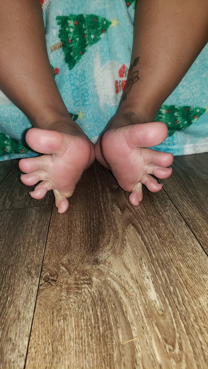 Luvlitatznsolez's tweet photo. Which do you prefer? The #scrunches or #spreads ? #ncfeet #prettyfeet #prettytoes #bigfeet #wrinkledsoles #footfetish #meatysoles #size11 #toespread https://t.co/fhMJ6C7LOG