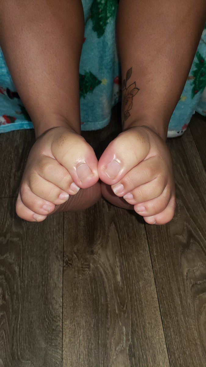 Luvlitatznsolez's tweet photo. Which do you prefer? The #scrunches or #spreads ? #ncfeet #prettyfeet #prettytoes #bigfeet #wrinkledsoles #footfetish #meatysoles #size11 #toespread https://t.co/fhMJ6C7LOG