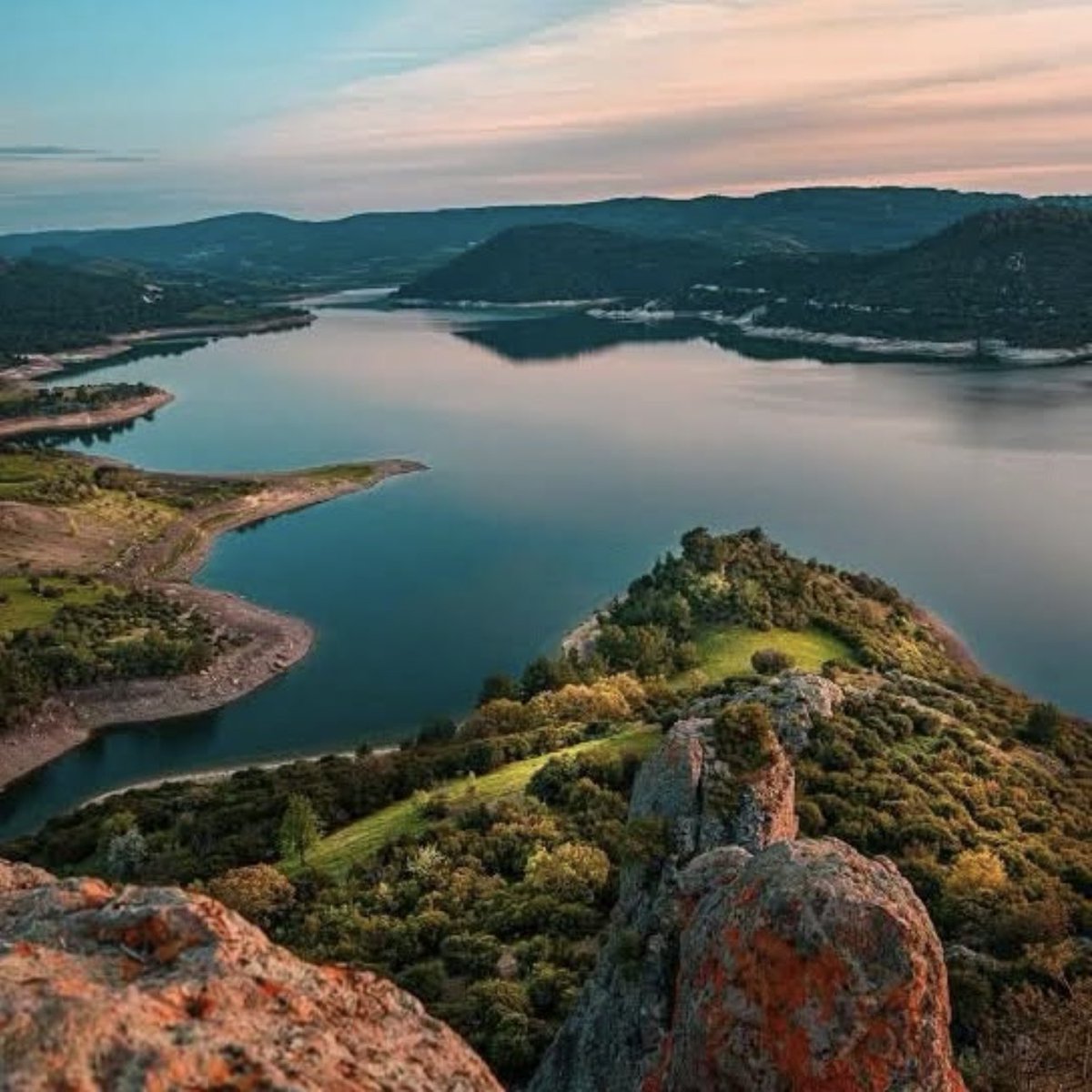 Çanakkale'nin tek içme suyu kaynağı..
#AtikhisarBarajı 

Ve sadece 1.4 kilometre mesafede planlanan bir altın madeni.

Daha önce mahkeme tarafından durduruldu.
"Kamu yararı yoktur" denildi.

Ama süreç yeniden başladı. Onay çıktı.
Bilirkişi sahaya inecek.

Bir kentin TEK su
