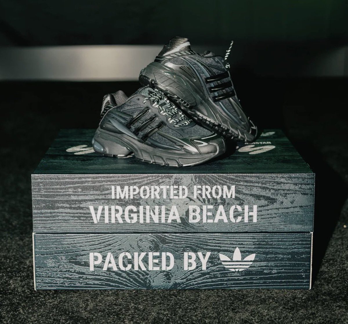 Pharrell x adidas『Adistar Jellyfish “Triple Black”』が国内2月21日 